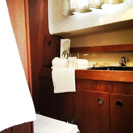Hotel na wodzie Winga Sailboat, Do-minus Design Retreat &