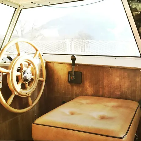 Winga Sailboat, Do-minus Design Retreat & Hotel na wodzie Locarno