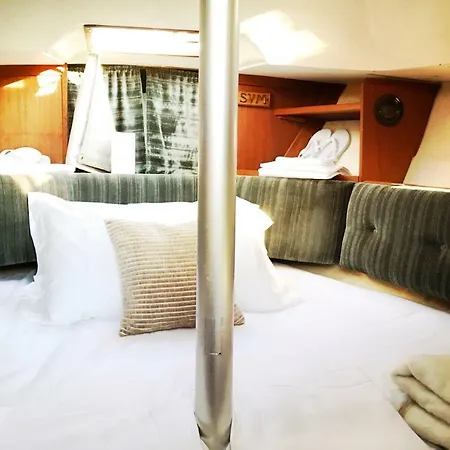 Hotel na wodzie Winga Sailboat, Do-minus Design Retreat & Locarno