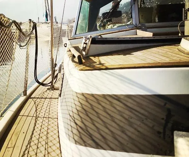 Sailboat, Do-minus Design Retreat & Botel