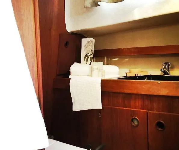 Botel Sailboat, Do-minus Design Retreat &