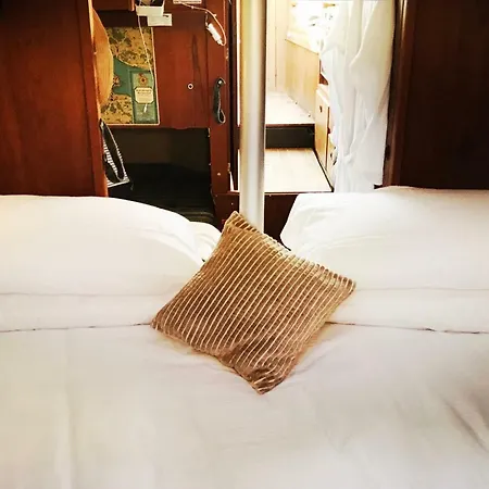 Winga Sailboat, Do-minus Design Retreat & Πλωτό κατάλυμα *